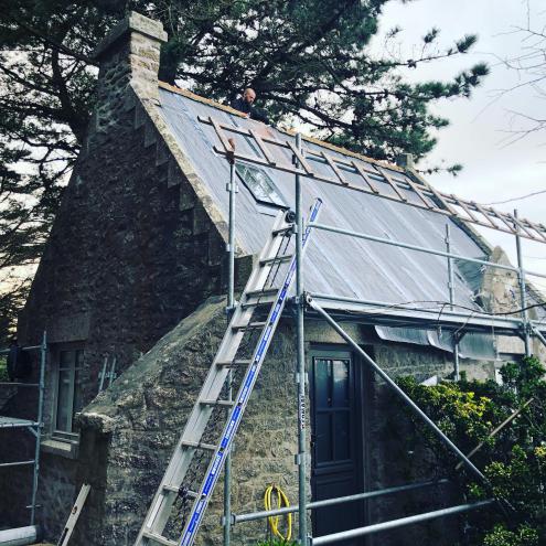 Pose d'une couverture en ardoise traditionnelle à Concarneau