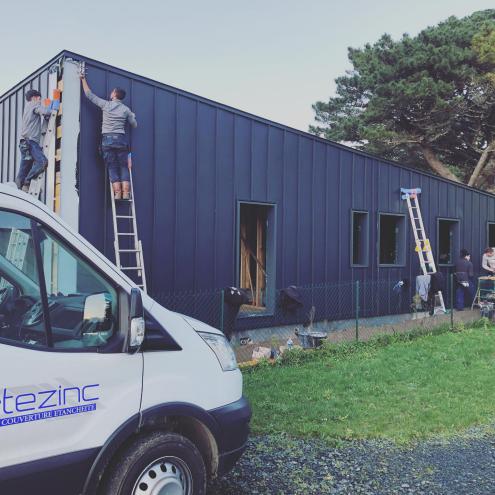 Pose d'un bardage en aluminium