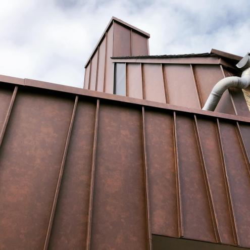 Pose d'un bardage en aluminium