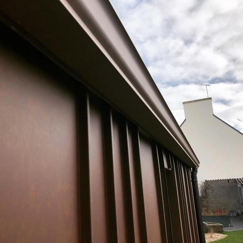 Pose d'un bardage en aluminium