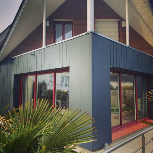 Pose d'un bardage en aluminium